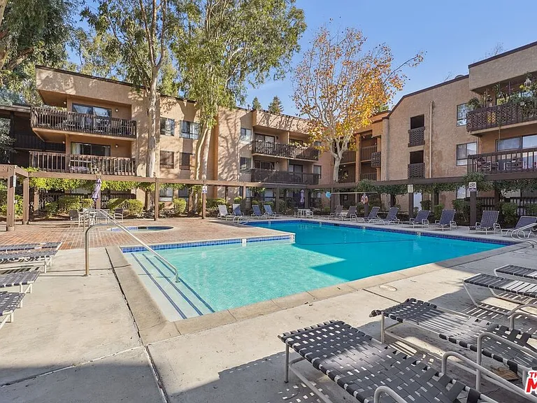 22100 Burbank Blvd #260G — Photo 1