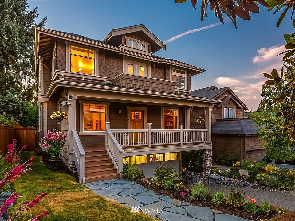 Classic Craftsman built in 2005 has all the charm and details of the timeless design, but updated for today's lifestyle. Situated on a leafy residential street, its less than two blocks to the Arboretum and steps to shopping, restaurants and entertainment