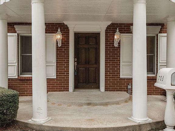 3rd image of 703 Buttermilk Dr
