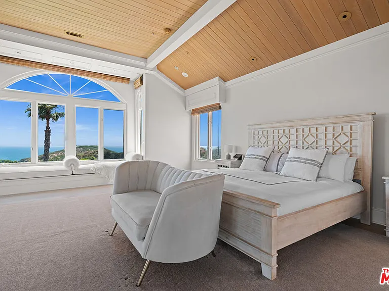 7160 Dume Dr — Photo 14