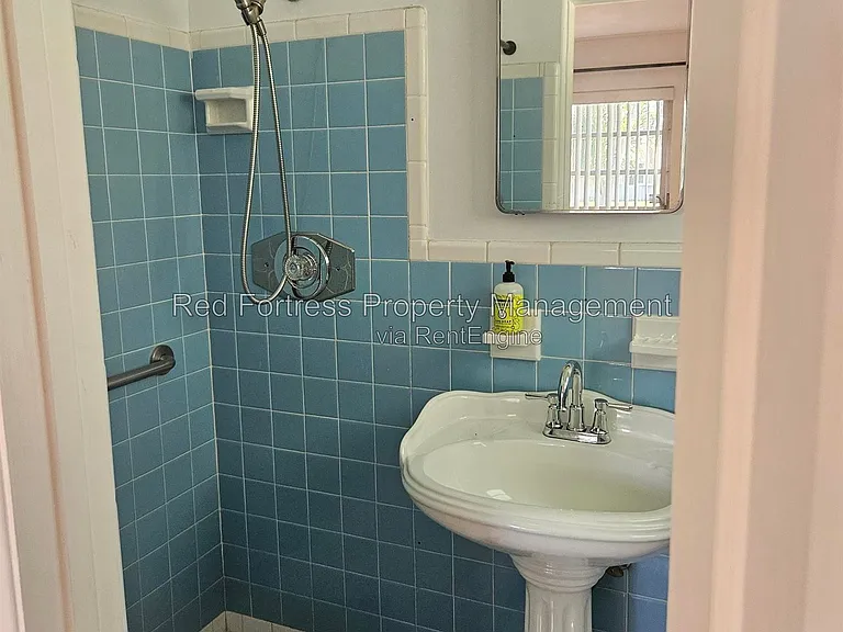 1531 Grace Ave — Photo 6