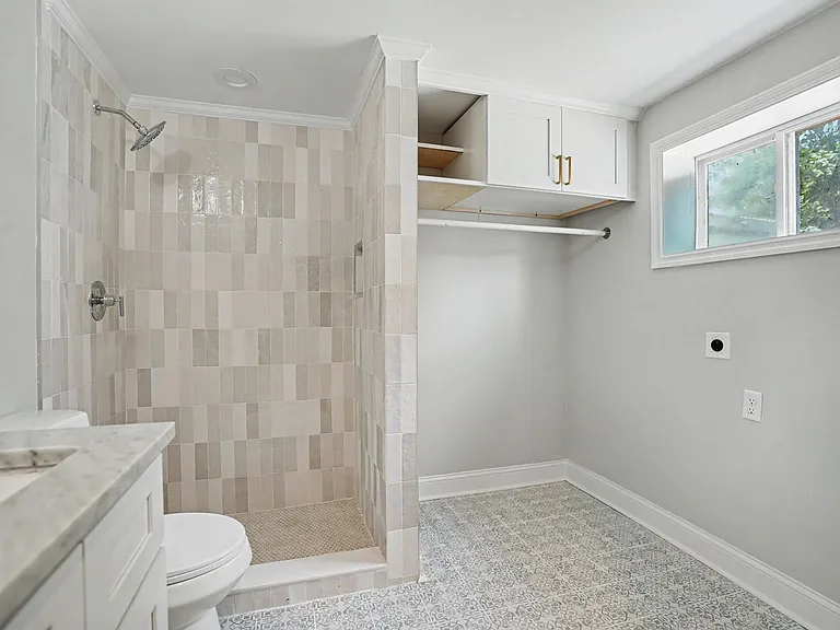 705 E 32nd St — Photo 12