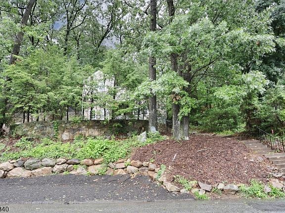 4th image of 13 Mountain Glen Rd