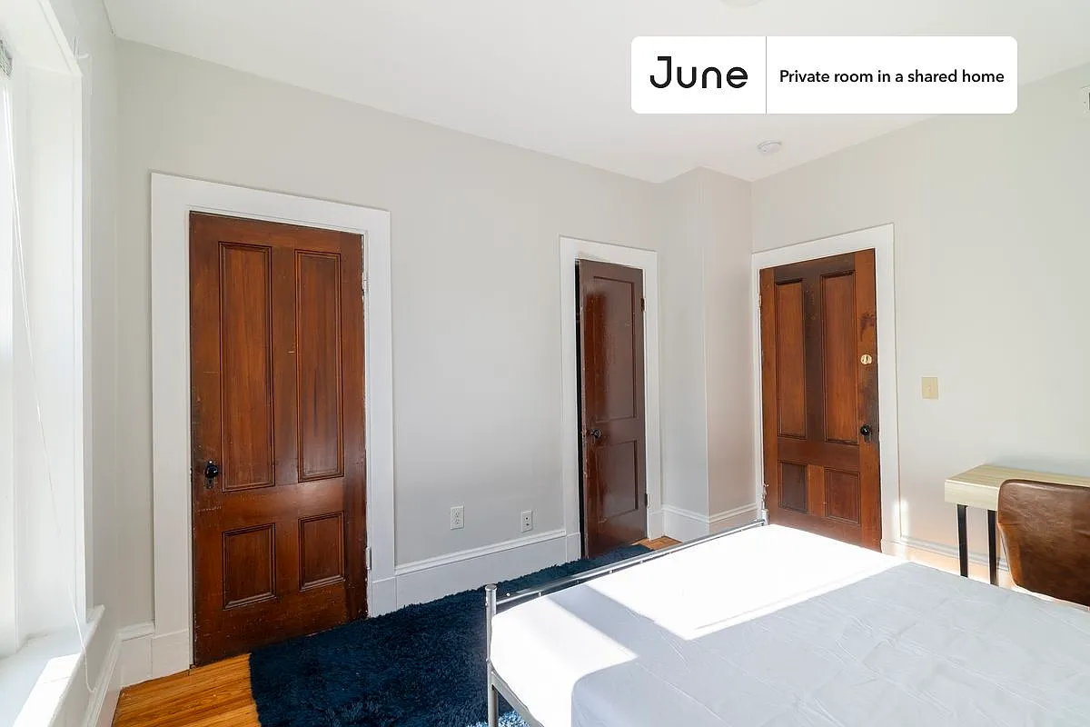 Queen bedroom in 4 bed/2 bath home in Allston #1300 C — Photo 3
