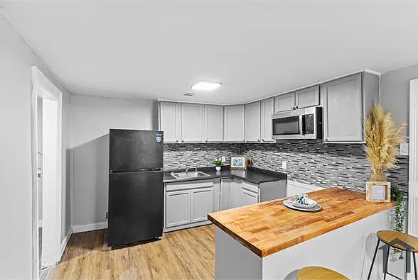 3846 Log Cabin Dr — Photo 2