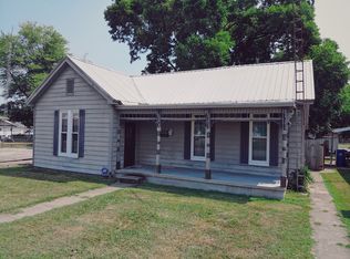 604 5th St, Carmi, IL 62821