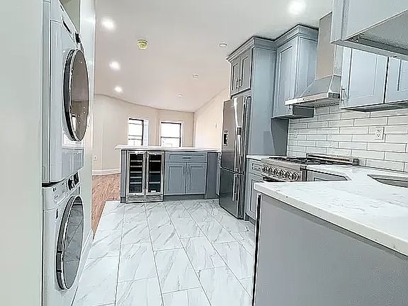 4th image of 176 Halsey St #Penthouse