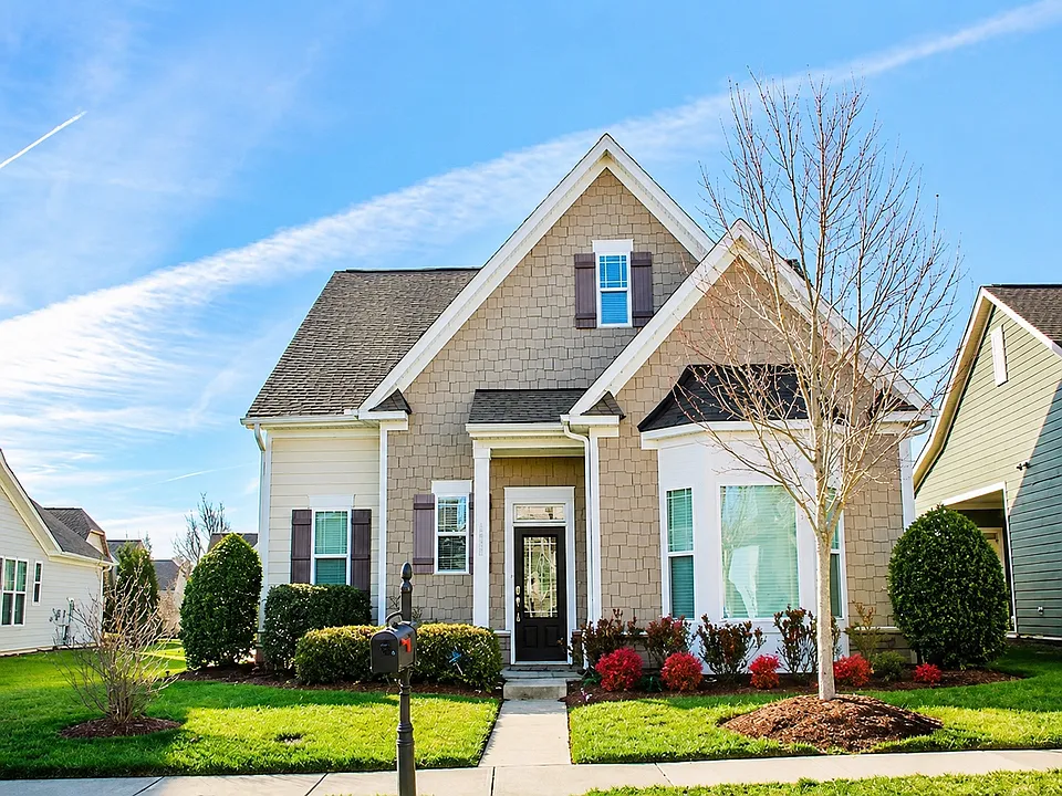 1025 Governess Ln