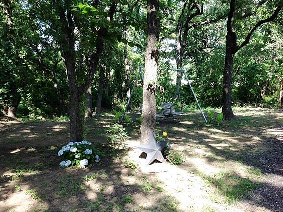 3rd image of 421 Madeline Ln