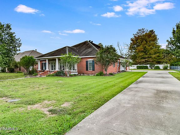 3rd image of 2102 Le Belle Villa Blvd