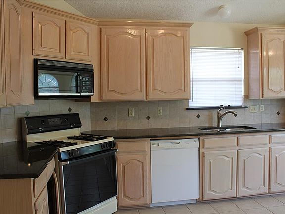 4th image of 10310 Castle Dr