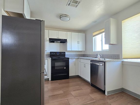 3rd image of 677 Beatty St APT 8