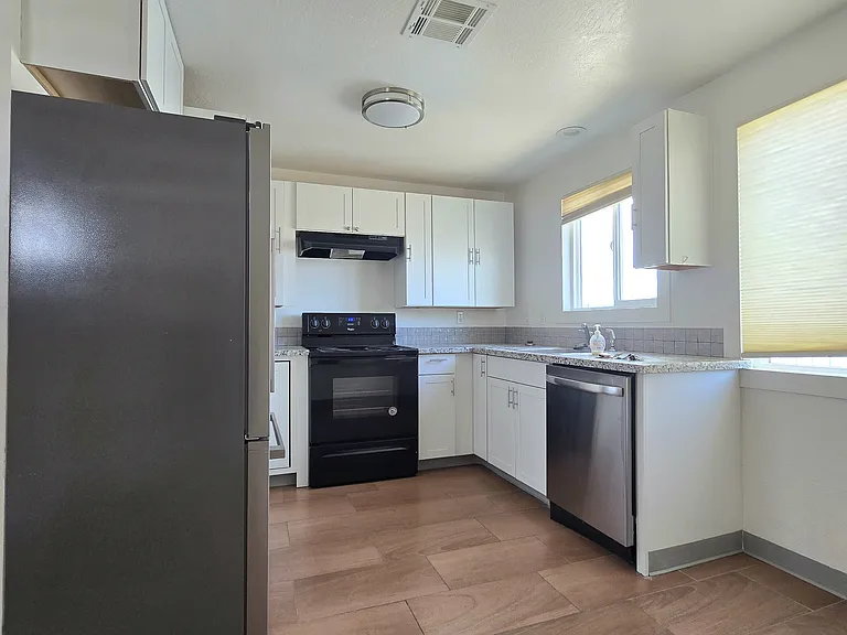 677 Beatty St #8 — Photo 3