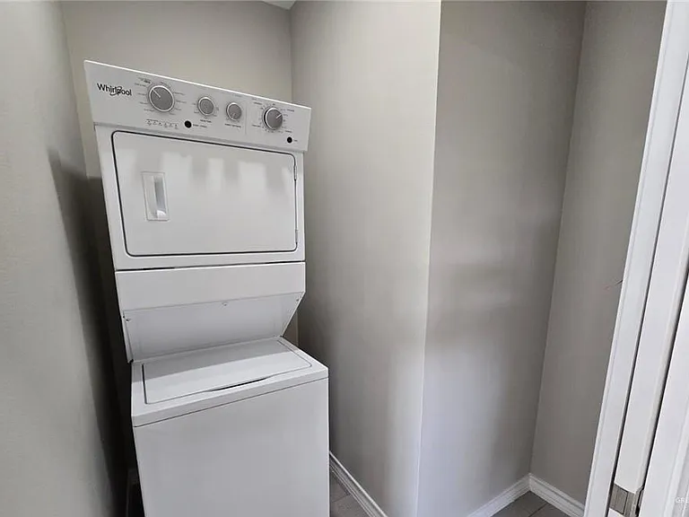 1420 S Xanthia St #6 — Photo 3