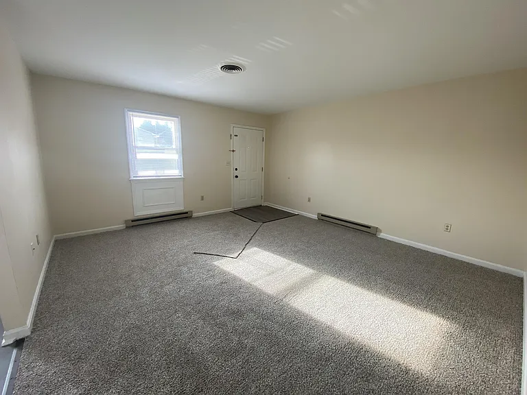 700 Thomas Ln — Photo 5