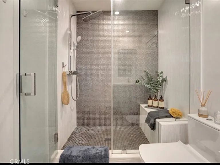 4450 Hayvenhurst Ave — Photo 17