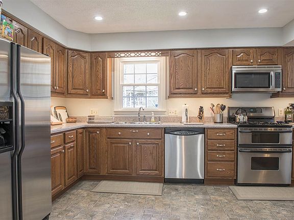 4th image of 1171 Portland Dr