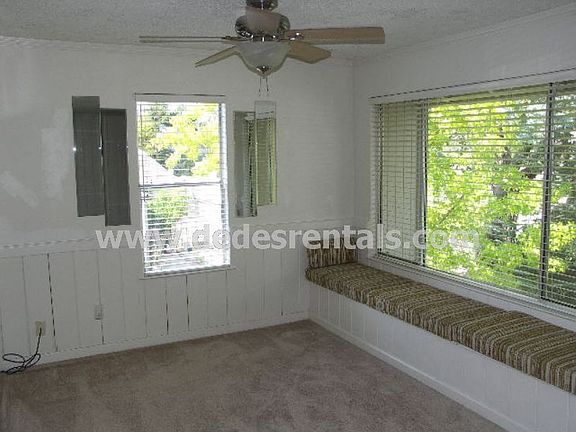 dining area w built in seating