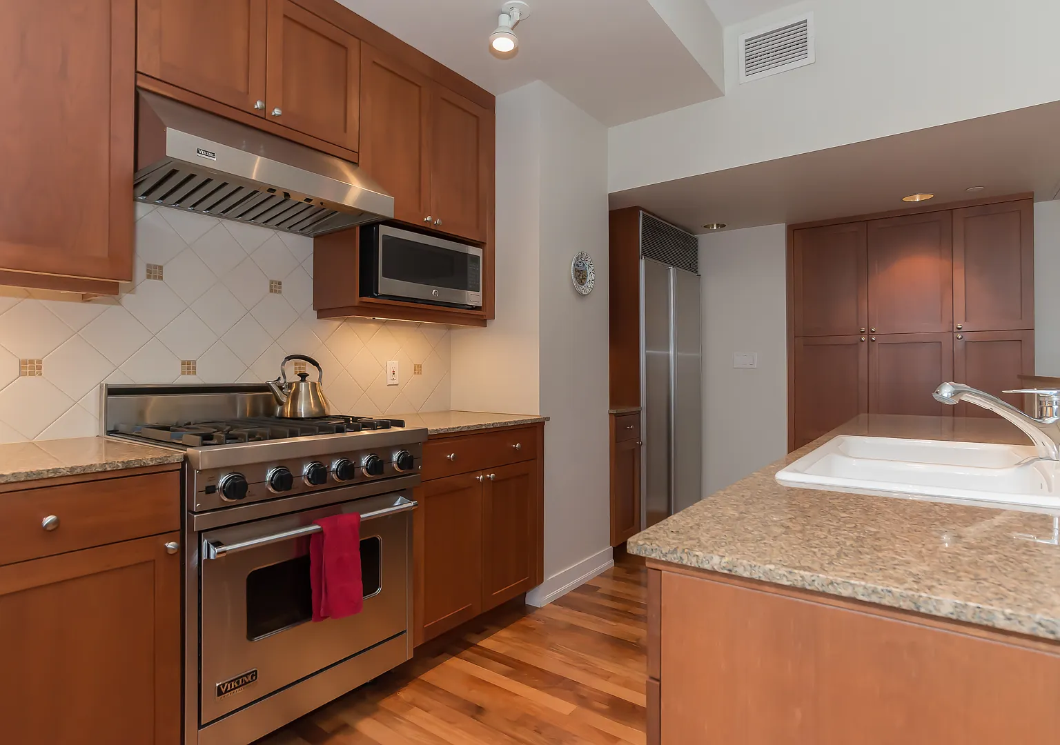 1 bed, 883 sqft, $3,200 — Photo 3