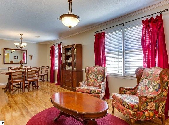 5th image of 110 Elaine Dr