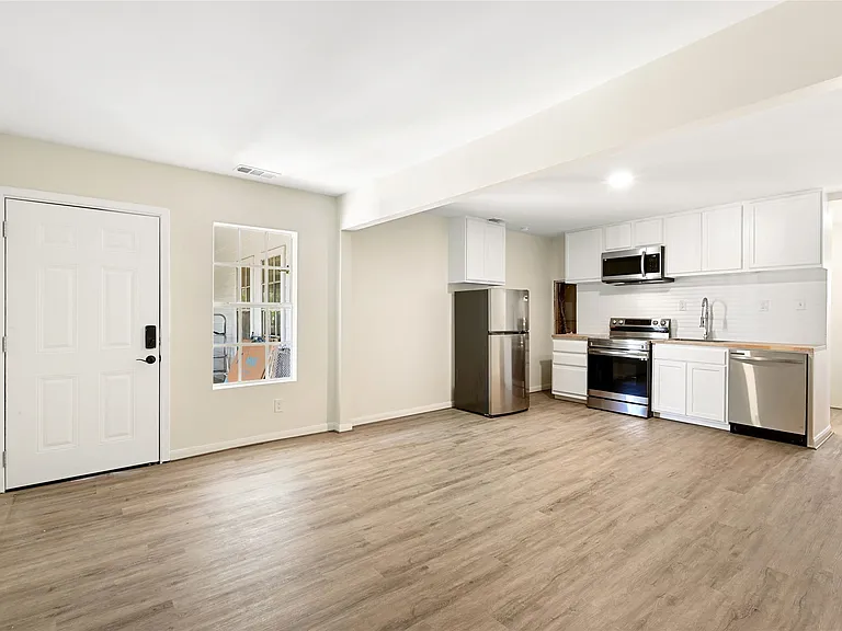 1011 W 10th St #3 — Photo 3