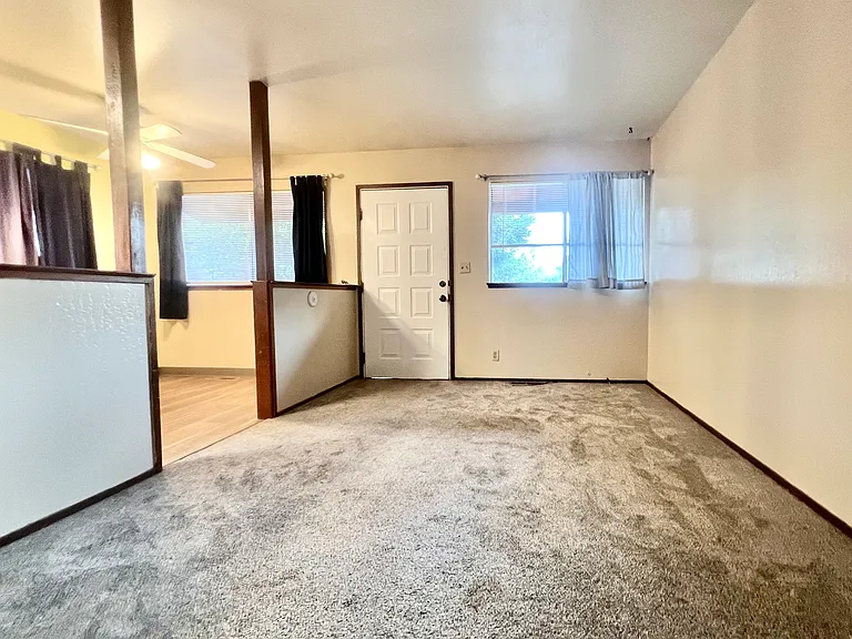 915 Clover Dr — Photo 8