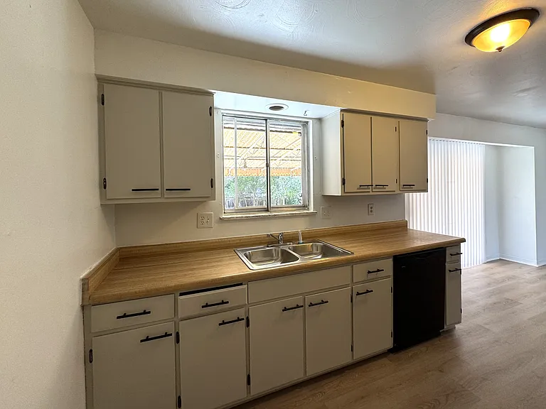 321 S Salem St — Photo 8