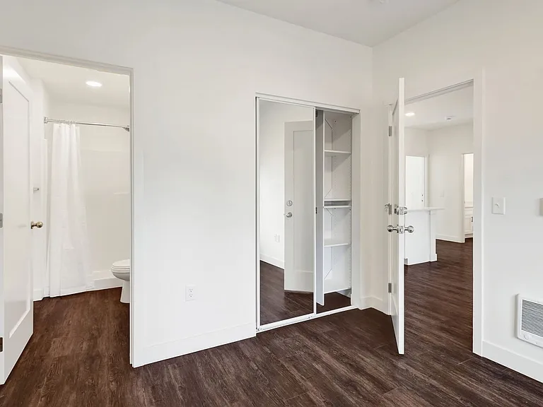 619 E Myrtle St — Photo 21