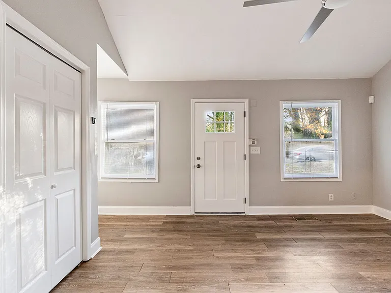 1137 White Oak Ave SW — Photo 9