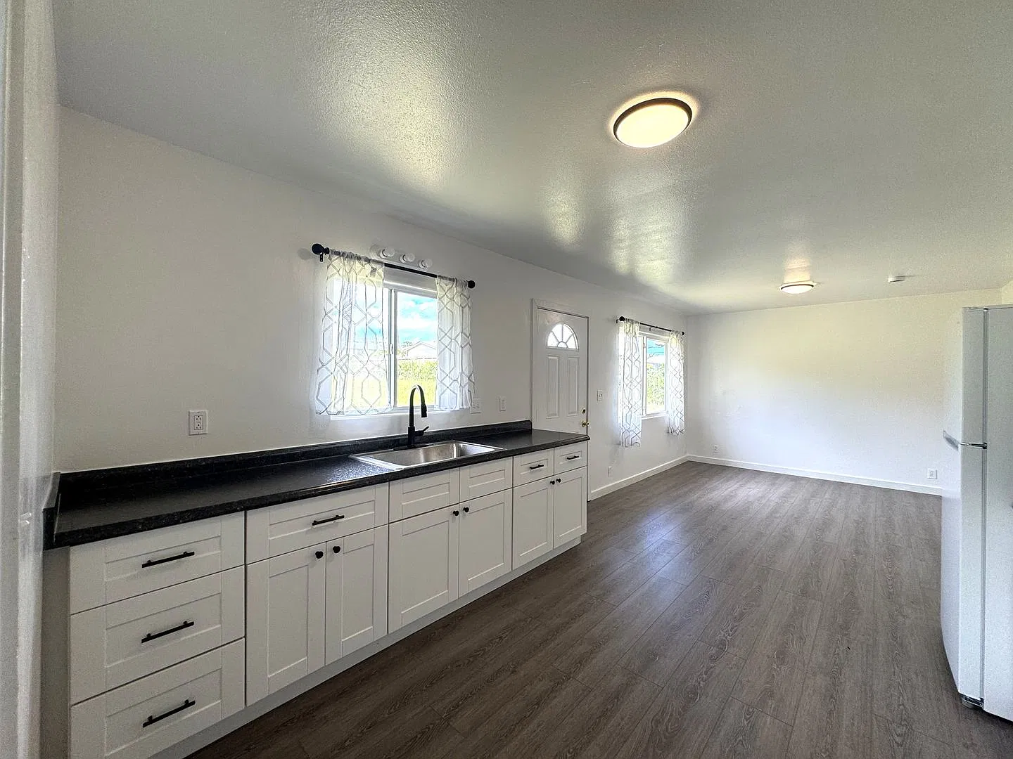 Spacious 3 Bedroom / 2 Bath Home — Photo 2
