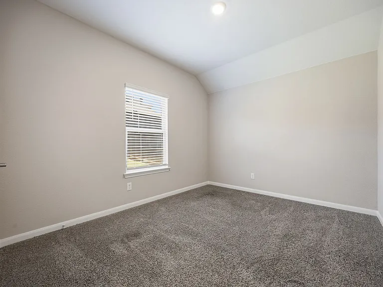3921 Oak Creek Cir — Photo 25