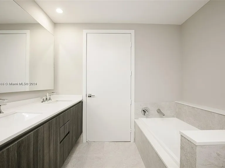 488 NE 18th St #311 — Photo 16