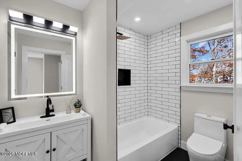 5 bed, 2108 sqft, $3,695 — Photo 4