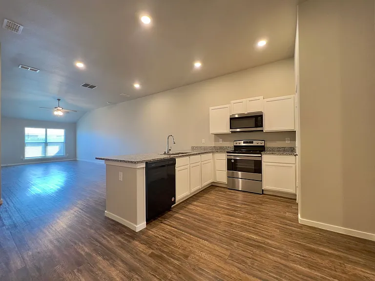 2118 N Avenue K #B — Photo 4