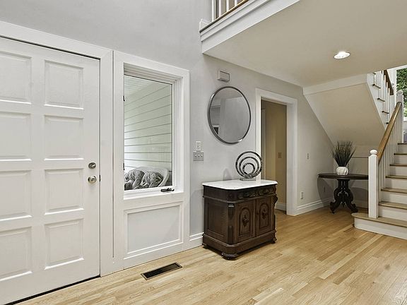3rd image of 31 Quaker Hill Dr