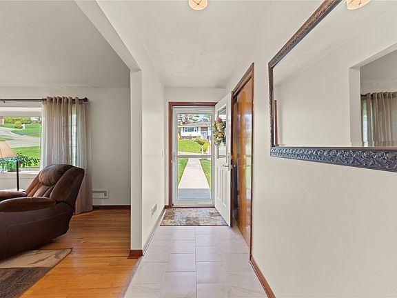 2nd image of 5 Oxford Dr