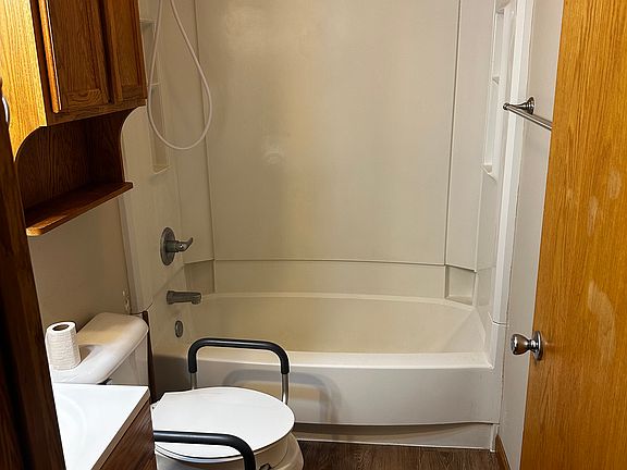 3rd image of 708 Jeanes Dr #A