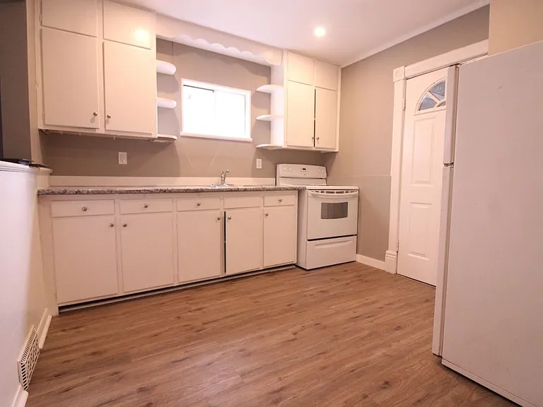 1310 Victoria Ave E #1 — Photo 4