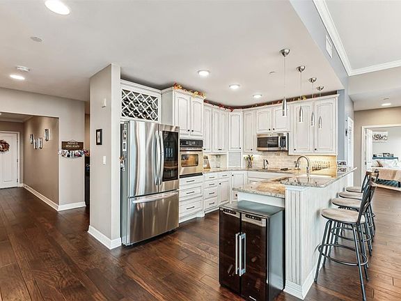 3rd image of 500 Throckmorton St APT 1812