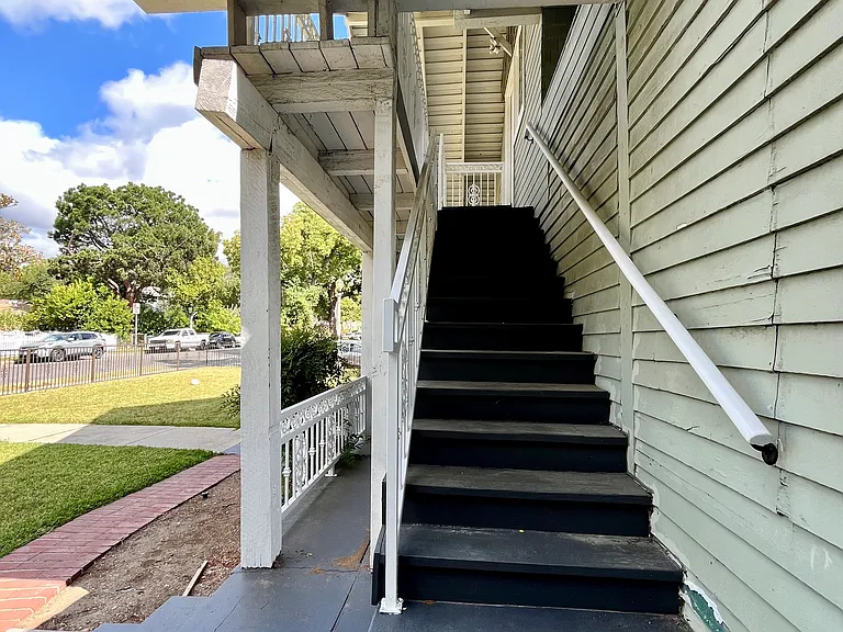 760 N El Molino Ave — Photo 3