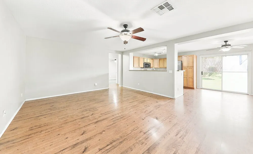 3 bed, 2.0 bath, 1261 sqft, $1,915 — Photo 4