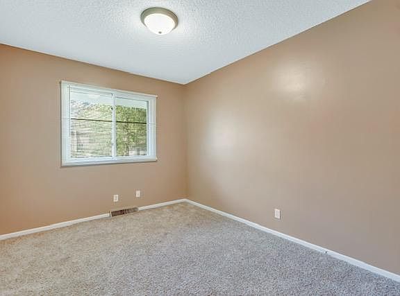 4th image of 307 Jackson Ave N #307