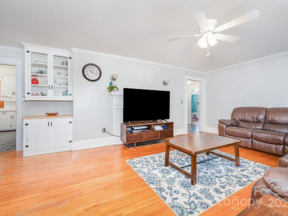 5th image of 755 N Skyland Dr
