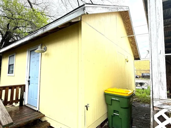 1207 S Magnolia St #B, Hearne, TX 77859