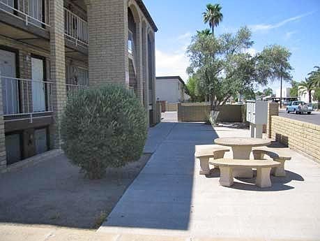 4th image of 301 E Townley Ave