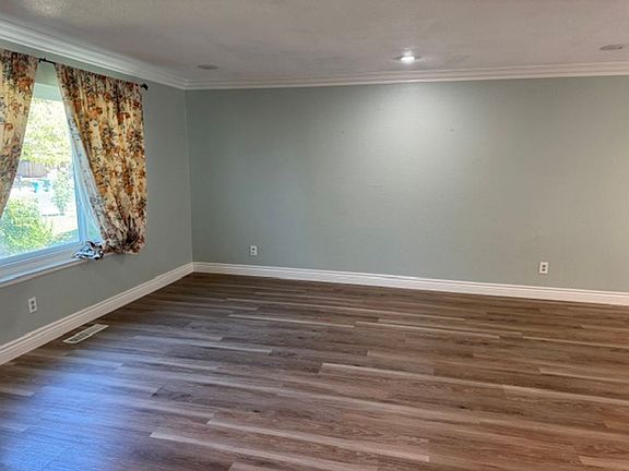 2nd image of 720 W 9th St