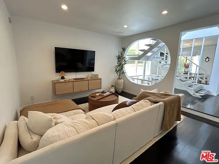 12913 Gilmore Ave — Photo 3