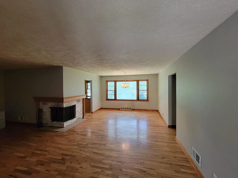 737 Lindberg Dr — Photo 9