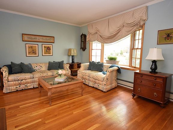3rd image of 5 Leslie Ln