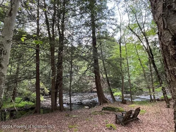 101 S Lehigh River Dr, Gouldsboro, PA 18424